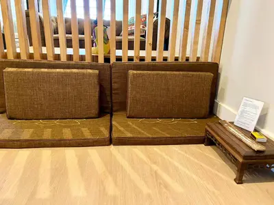 a crib with two chairs and a bench in a room at Encantador apartamento boutique a 5 min del metro in Bétera