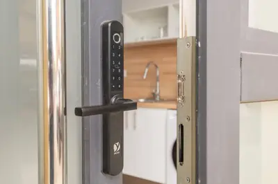 a door handle on a kitchen door with a sink at Flats Uruguay in Valencia