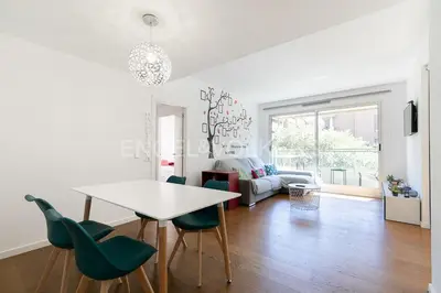 a white living room with a table and chairs at HomeSweetHome Valencia in Valencia