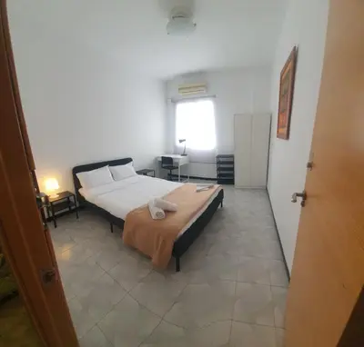 a picture of a bed with a towel on it at Tranquila, Céntrica y Luminosa Habitación de Matrimonio en Vivienda Compartida in Valencia