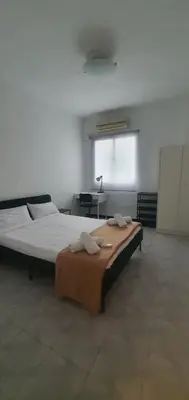 a room with a desk and a chair and a bed at Tranquila, Céntrica y Luminosa Habitación de Matrimonio en Vivienda Compartida in Valencia