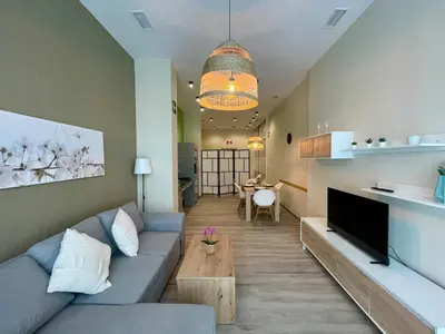 a living room with a couch and a table at Fabuloso apartamento en Ruzafa in Valencia