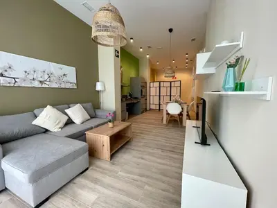 a living room with a couch and a table at Fabuloso apartamento en Ruzafa in Valencia