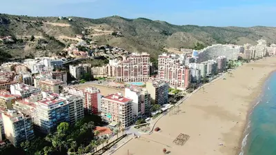 an aerial view of a beach and buildings at Cómodo Apartamento cerca de la playa de San Antonio, dos baños in Cullera