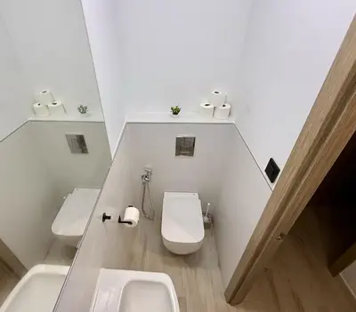 a bathroom with two sinks and two toilets at Cómodo Apartamento cerca de la playa de San Antonio, dos baños in Cullera