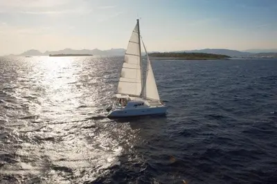 a small sailboat in the middle of the water at Barco para dormir sobre el Mar in Valencia