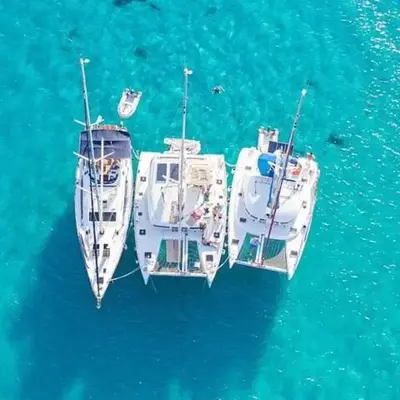 Barco para dormir sobre el Mar