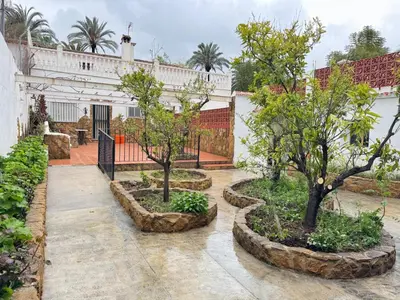 a large blue swimming pool with a hose at La casa del señorito in Tous