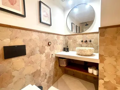 a bathroom with a sink and a mirror at Pepitos House in Valencia