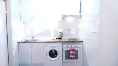 a kitchen with a washing machine and a sink at Acogedor apartamento en Valencia in Valencia