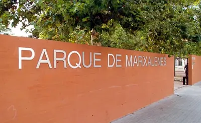 a sign that says parole de marleys on an orange wall at Bonito apartamento en Valencia in Valencia