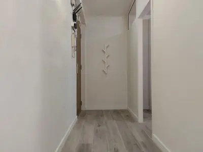 a hallway with white walls and a wooden floor at Bonito apartamento en Valencia in Valencia