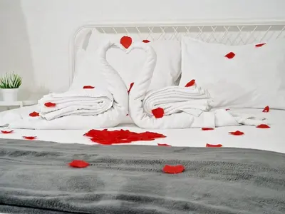 two white swans with hearts on a bed at casa cueva a 15 minutos del centro de Valencia in Paterna