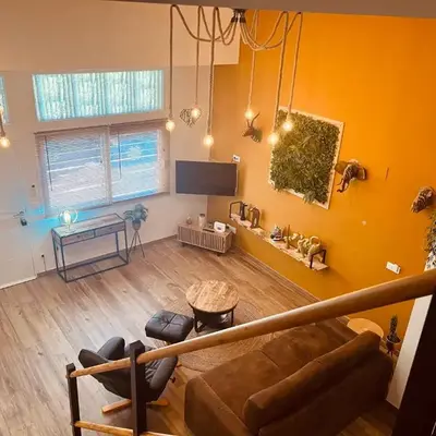 Dúplex tipo loft de estilo selvático y safari