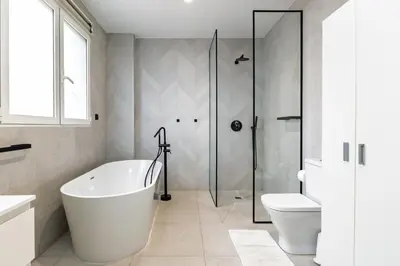 a white bathroom with a tub and a shower at Casa Familiar 9 Pax, Smart TV, Centro, Playa, Café, AC in Valencia