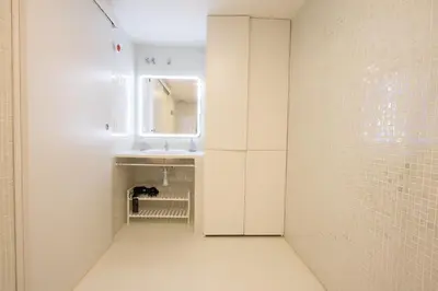 a white bathroom with a sink and a mirror at Apartment 2 City of Arts and Science Fast Wifi 2 in Valencia