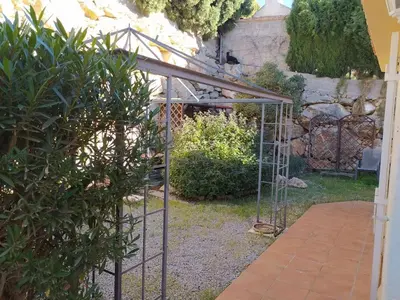 a greenhouse in a garden with some plants at Ferienwohnung mit Privatpool Casa Wende in Benaguacil