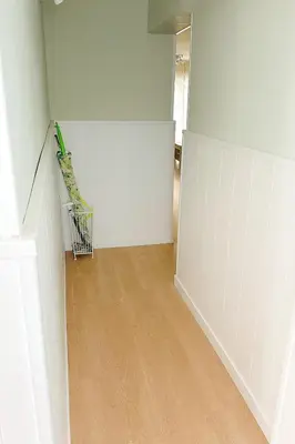 an empty room with a white wall and a shopping cart at Apartamento Bahía Cullera I in Cullera