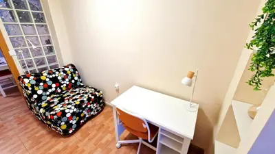 a office with a chair and a white desk at Sagunto Beach Apartment 500m to Sea, WiFi 600Mb y AC in Puerto de Sagunto