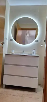 a bathroom with a sink and a mirror at Apartamento Cervantes in Benetúser