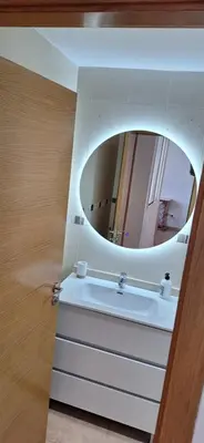 a bathroom with a sink and a mirror at Apartamento Cervantes in Benetúser