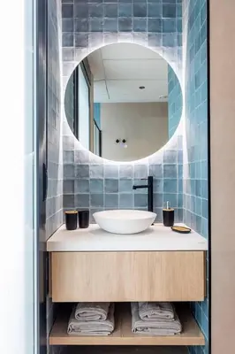 a bathroom with a sink and a mirror at Lujoso apartamento en Ruzafa in Valencia