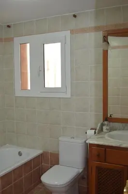 a bathroom with a toilet and a tub and a sink at Els Vents primera línea playa Puçol in Puzol