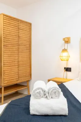 a bedroom with two towels on a bed at Travel Habitat - Apartamento Familiar & Espacioso de 3 Dormitorios in Valencia