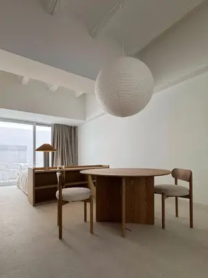 a room with a table and chairs and a lamp at Superloft in Burjasot