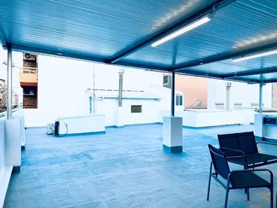 a room with two chairs and a blue ceiling at Acogedora casa familiar de 4 habitaciones y gran terraza a metros de la playa in Puerto de Sagunto