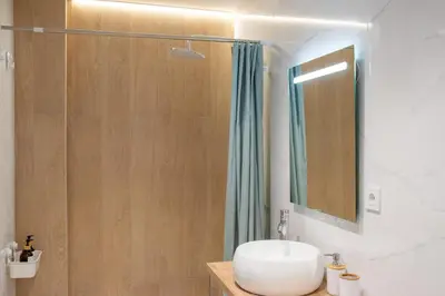 a bathroom with a sink and a shower at Loft Familiar: Paz y Conexión Ideal en Valencia in Valencia