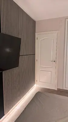 an empty room with a door and a television at Apartamento en Canet De Berenguer Playa - Valencia in Valencia