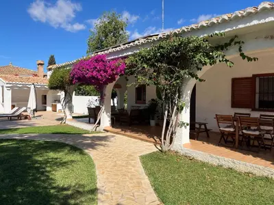 a bedroom with a bed and two windows at Villa 20min Valencia - Playas in San Antonio de Banageber