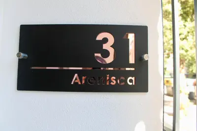 a sign on the side of a building with the number at Arenisca Zarco in Valencia