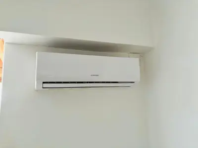 a microwave oven hanging on a white wall at Atico con vistas al atardecer admitanse mascotas in El Puig