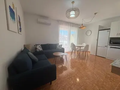 a living room with a couch and a table at Magnifico apartamento de playa in Moncófar