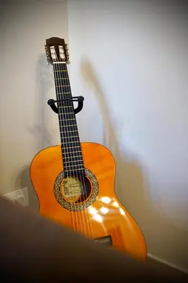 a guitar is leaning up against a wall at Dramaturgo Faust Hernandez Prime in Valencia