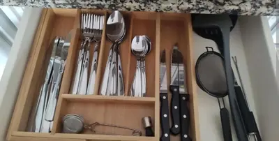 a wooden drawer with utensils in it at TODO INCLUIDO - Wifi,playa,piscina 24h,garaje,terraza y Mercadona -MUY CÓMODO in Canet de Berenguer