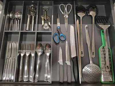 a bunch of utensils are arranged on a shelf at ESPECIAL FALLAS 25 MINUTOS VALENCIA PLAYA in Puerto de Sagunto