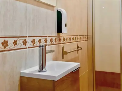 a bathroom with a sink and a mirror at ESPECIAL FALLAS 25 MINUTOS VALENCIA 6 PLAZAS in Puerto de Sagunto