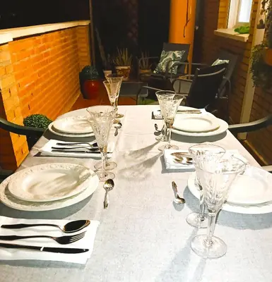 a table with two glasses and two playing cards and a drink at ESPECIAL FALLAS 25 MINUTOS VALENCIA 6 PLAZAS in Puerto de Sagunto