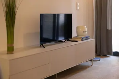 a flat screen tv sitting on top of a dresser at Apartamento para 4 huespedes con Patio y ducha Exterior in Valencia