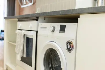 a washer and dryer sitting next to a counter at Apartamento para 4 huespedes con Patio y ducha Exterior in Valencia