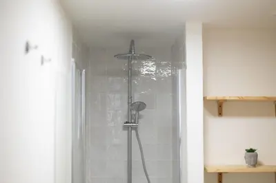 a shower with a shower head in a bathroom at Apartamento para 4 huespedes con Patio y ducha Exterior in Valencia