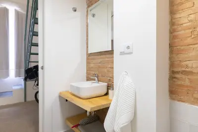 a bathroom with a sink and a mirror at Apartamento2 para 4 huespedes con Patio y ducha Exterior in Valencia