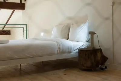 a bedroom with a bed with white sheets and pillows at Apartamento2 para 4 huespedes con Patio y ducha Exterior in Valencia