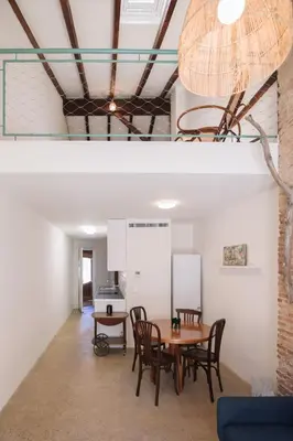 a dining room with a table and chairs at Apartamento2 para 4 huespedes con Patio y ducha Exterior in Valencia