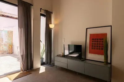 a living room with a television on a dresser at Apartamento2 para 4 huespedes con Patio y ducha Exterior in Valencia
