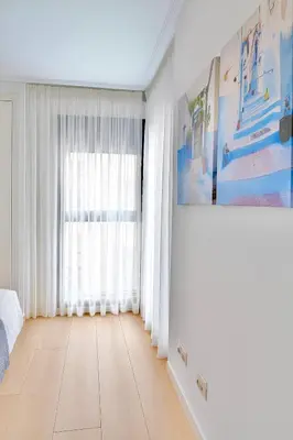 a bedroom with a bed and a window at Valencia Beach Home 21 in Valencia
