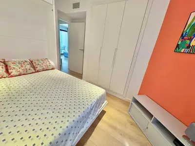 a bedroom with a bed and an orange wall at Valencia Beach Home 21 in Valencia